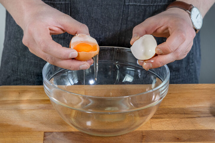 Eier in die Schüssel schlagen