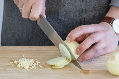 Zwiebel und Knoblauch schneiden