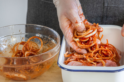 Zwiebeln zum Fleisch geben