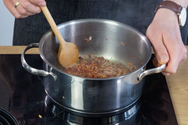 Pancetta für die Bolognese in einem Topf anbraten