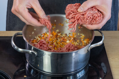 Rindfleisch in den Topf dazugeben