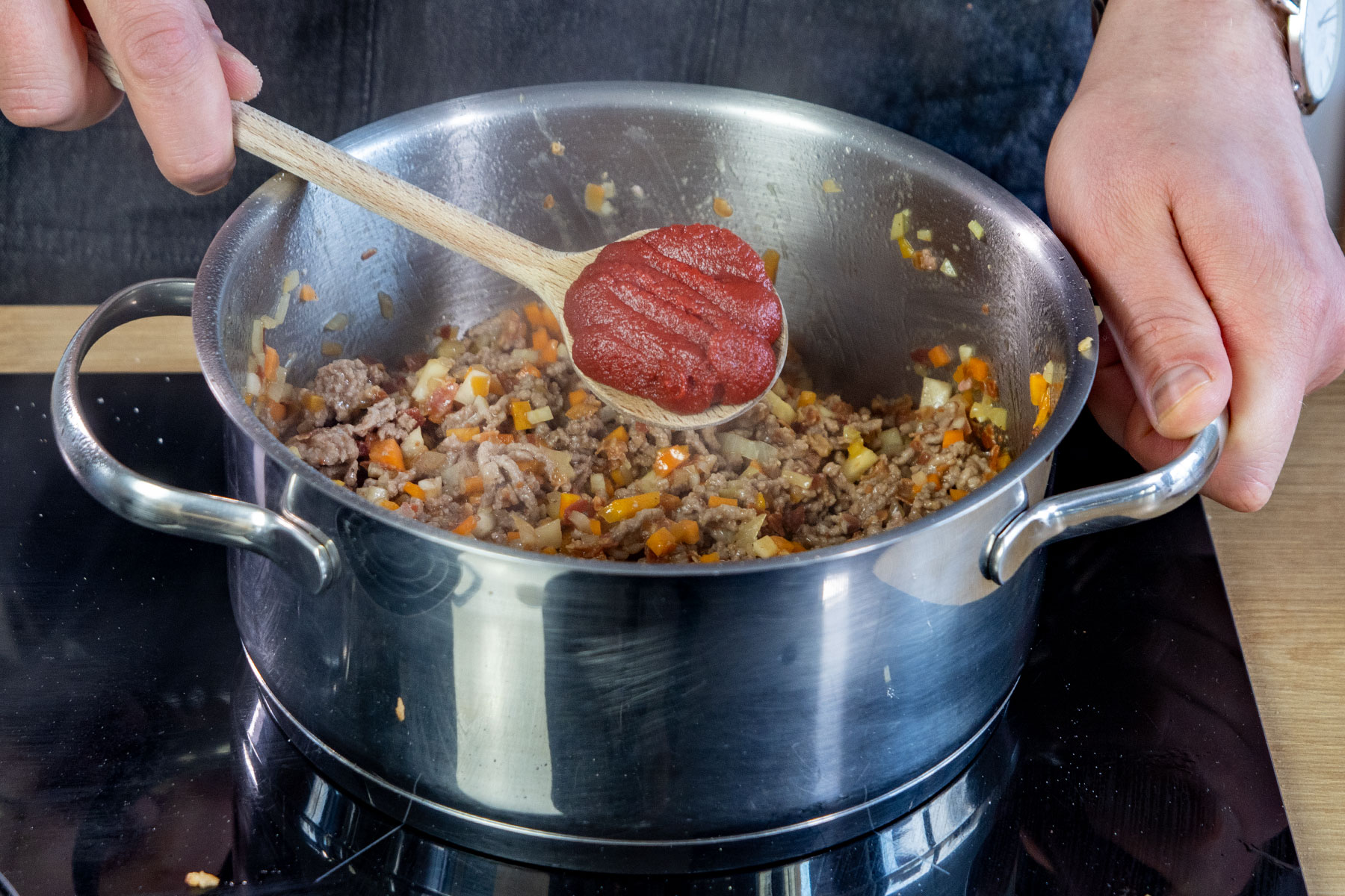 Tomatenmark dazu geben