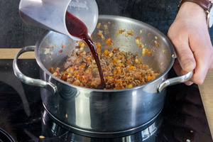 Bolognese mit Rotwein ablöschen