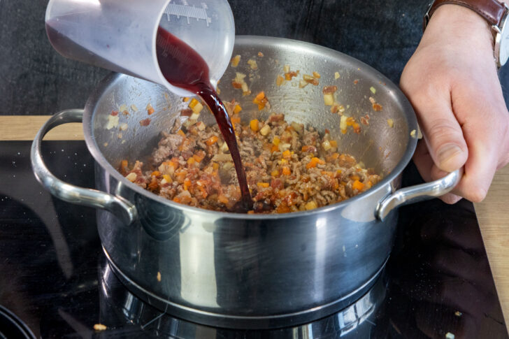 Bolognese mit Rotwein ablöschen
