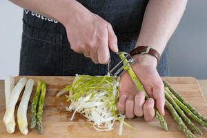 Spargel schälen