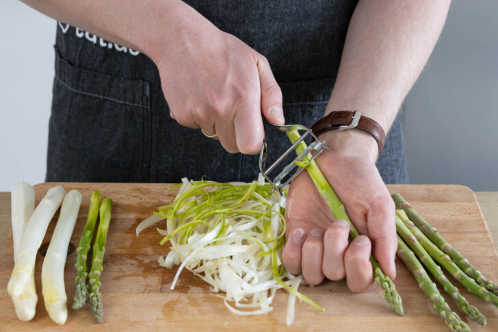 Spargel schälen