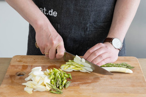 Spargel in dünne Scheiben schneiden