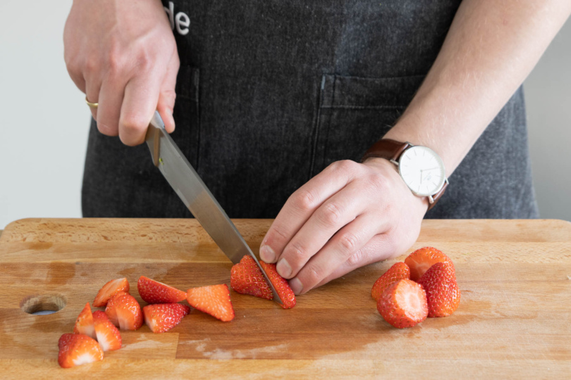 Erdbeeren in mundgerechte Stücke schneiden