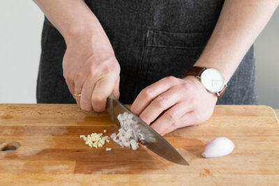 Schalotten und Knoblauch würfeln