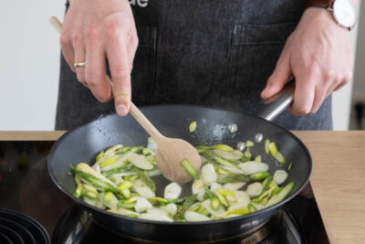 Spargel in der Pfanne anschwitzen