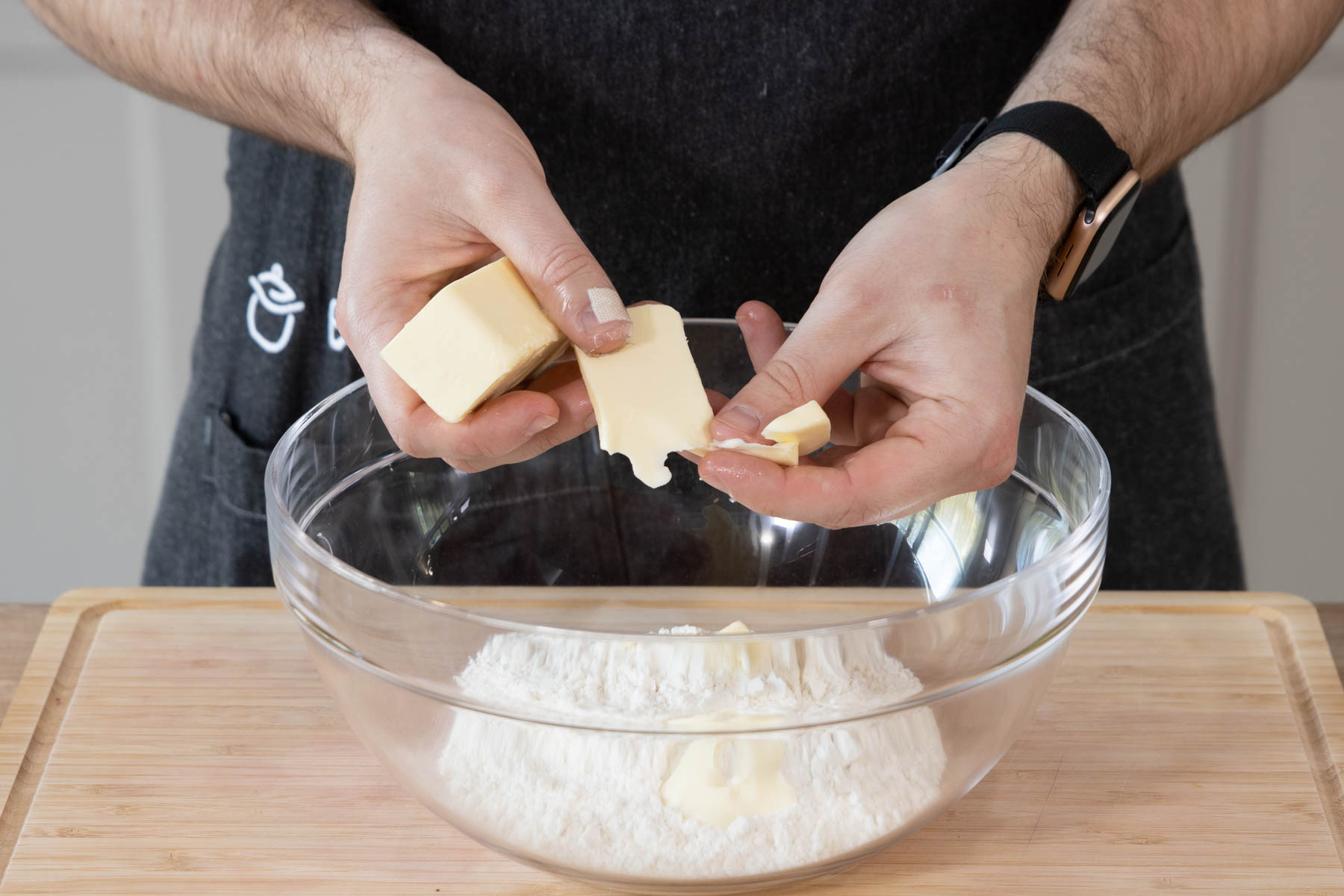 Butter in Stücken in die Schüssel geben