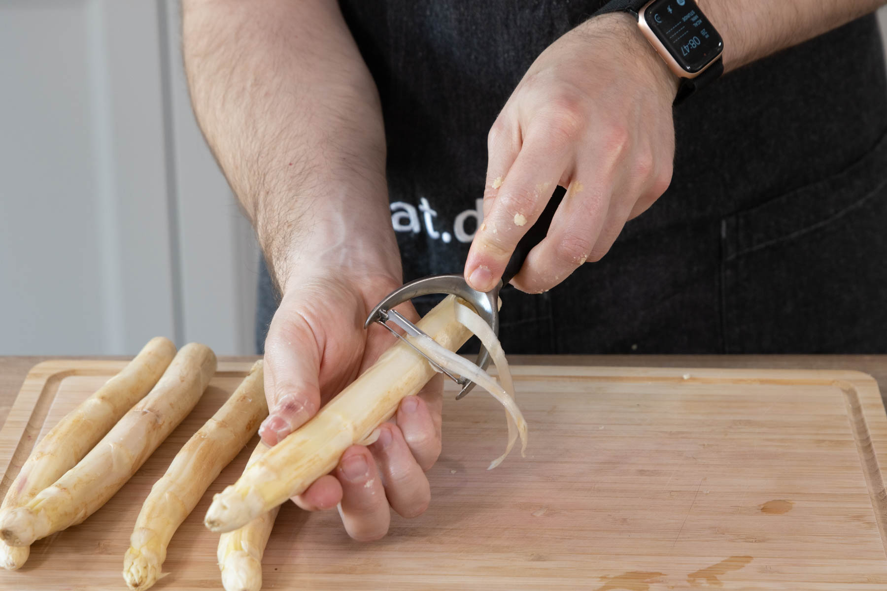 Spargel schälen