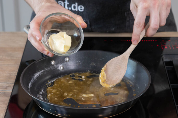 Butter und Zucker schmelzen lassen