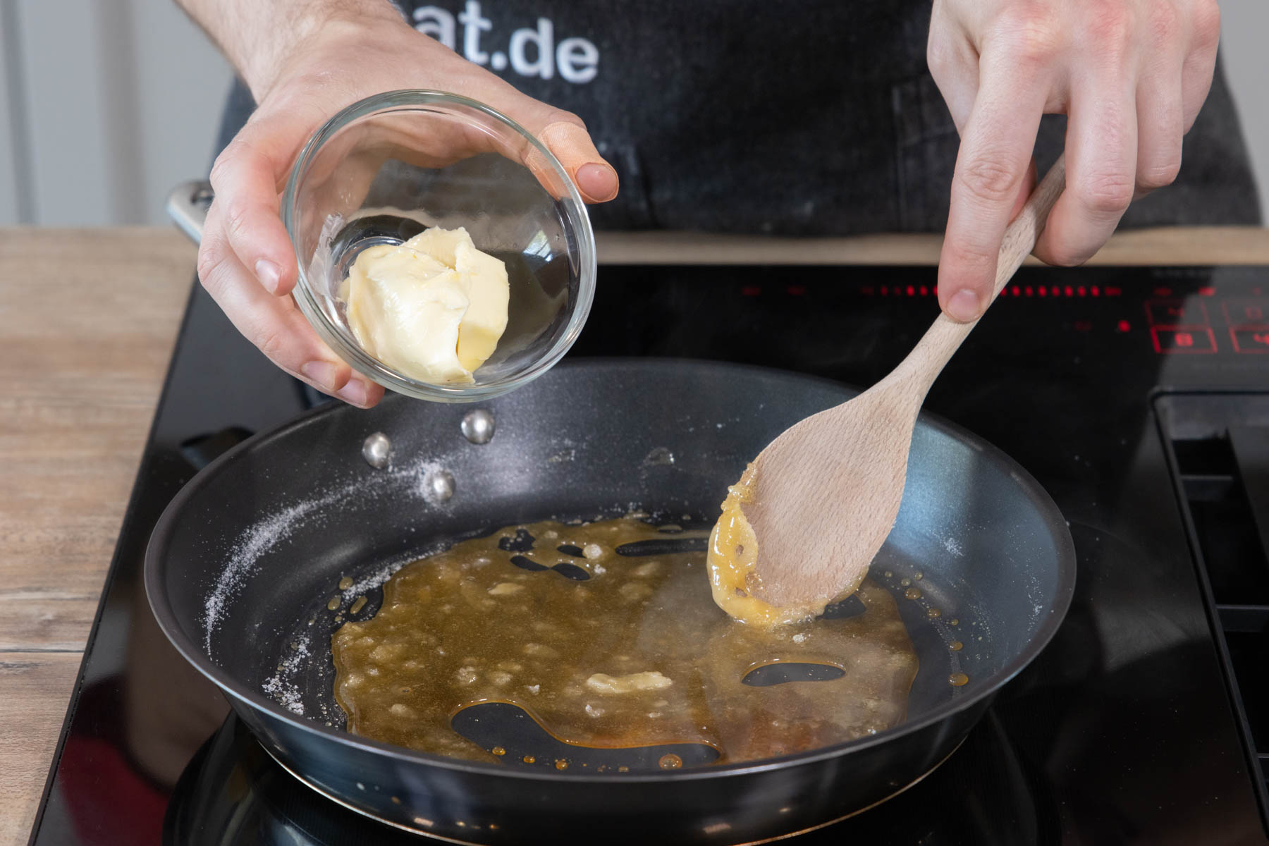 Butter und Zucker schmelzen lassen