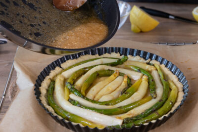 Spargel mit dem Karamell übergießen