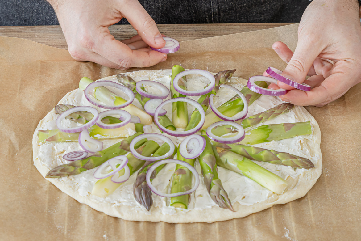 Spargelpizza mit Lachs