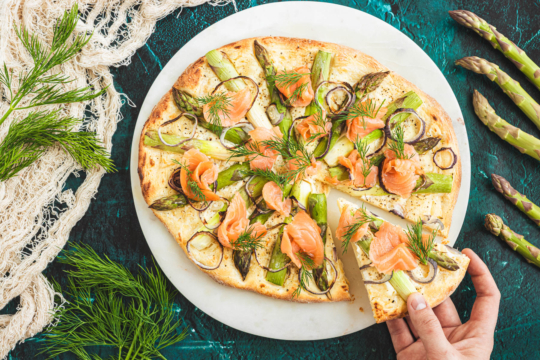 Spargelpizza mit Lachs