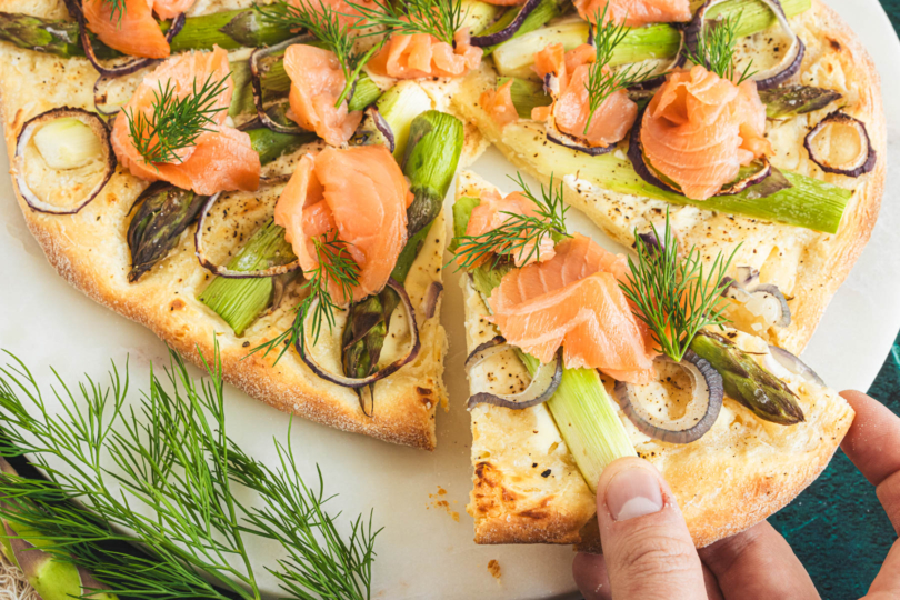 Spargelpizza mit Lachs