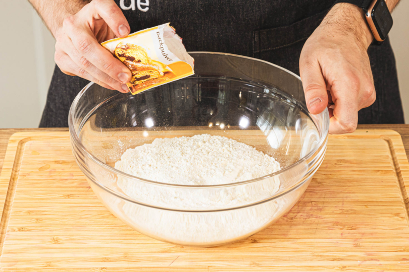 Backpulver zum Mehl geben