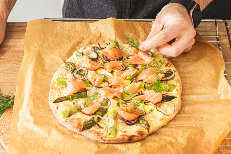 Spargelpizza mit Lachs garnieren