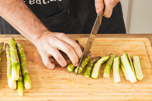 Spargel halbieren