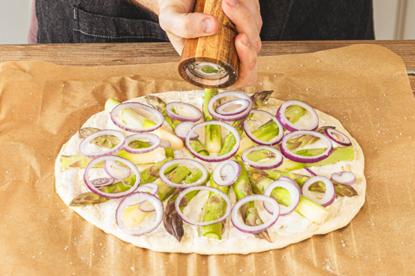 Spargelpizza mit Lachs würzen
