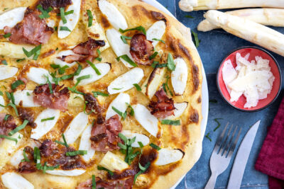Spargelpizza mit Schinken und Sauce Hollandaise