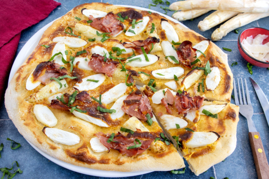 Spargelpizza mit Schinken und Sauce Hollandaise