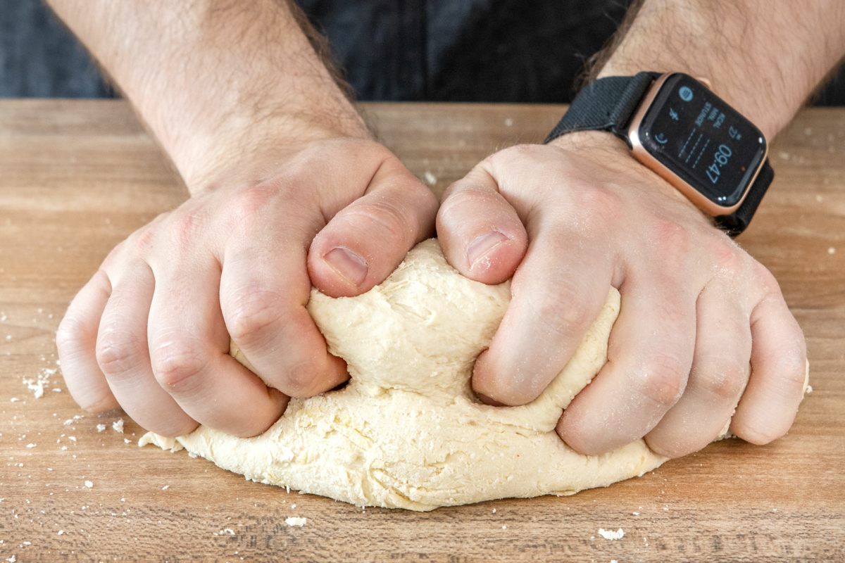 Spargelpizza mit Schinken und Sauce Hollandaise | Rezept - eat.de