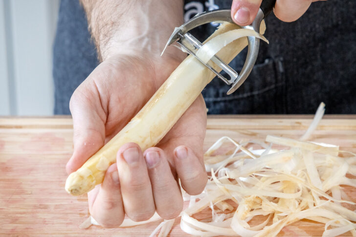 Spargel schälen