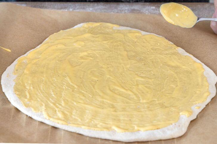 Boden mit Sauce Hollandaise bestreichen