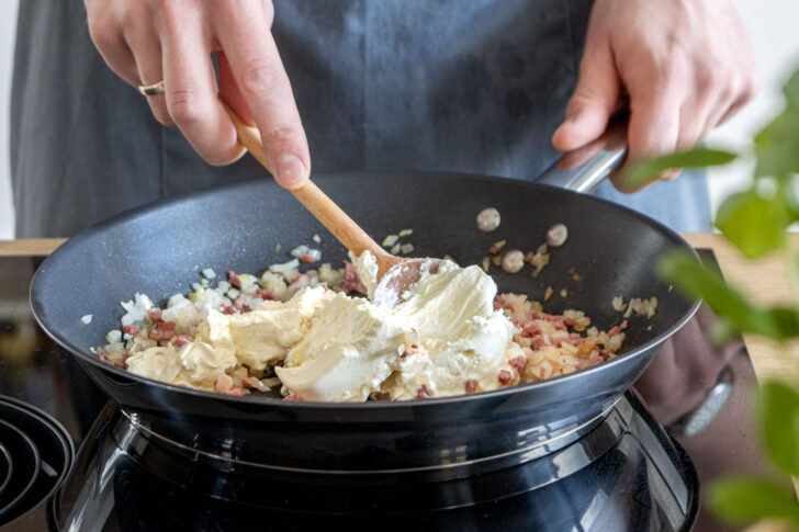 Frischkäse in die Pfanne geben