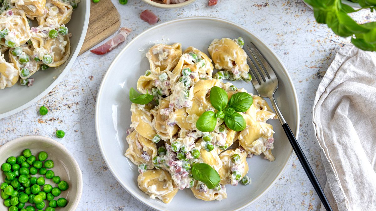 Einfache Tortellini mit Käse-Sahne-Soße | Rezept - eat.de