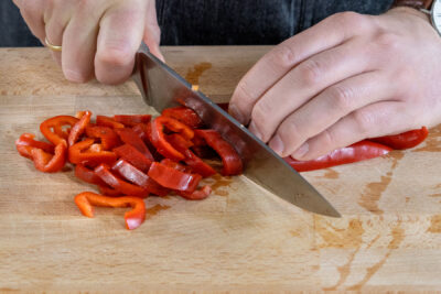 Paprika in Streifen schneiden