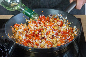 Vegane Gemüsepfanne mit Reis mit Wein ablöschen