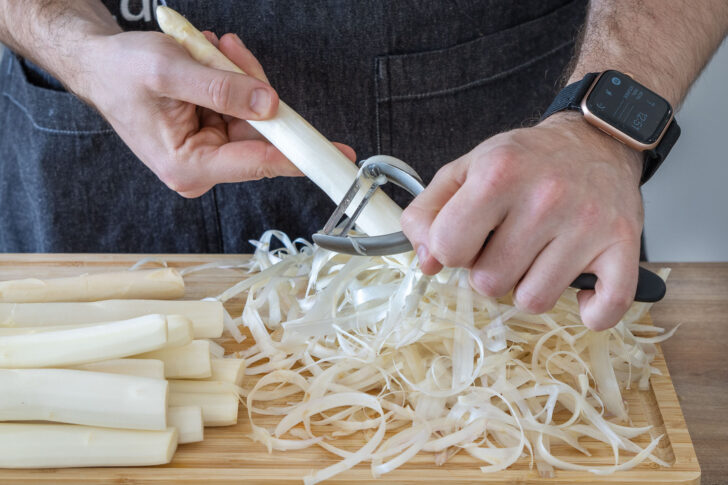 Spargel für die vegane Spargelsuppe schälen