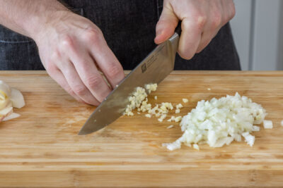 Knoblauch und Zwiebel schneiden