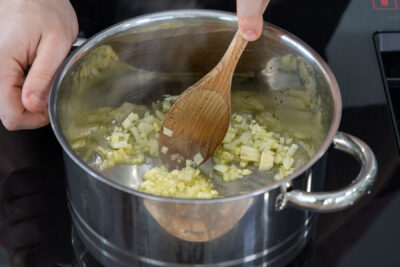 Knoblauch und Zwiebel anschwitzen