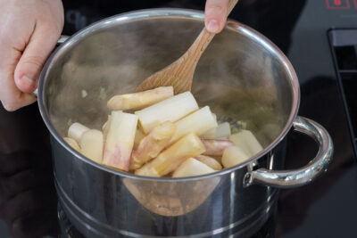 Spargel mit in den Topf geben