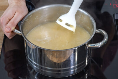 Vegane Spargelsuppe ohne Sahne pürieren