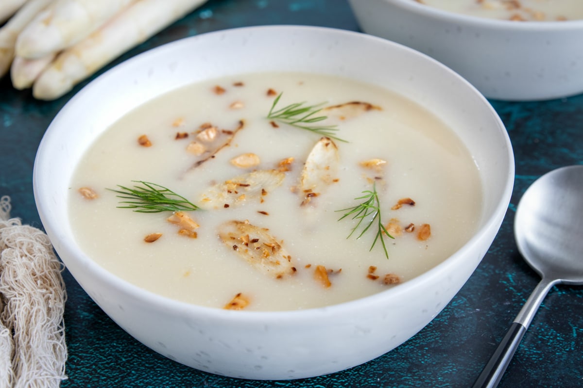 Cremige Spargelsuppe aus Schalen | Rezept - eat.de