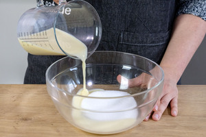 Sojadrink in Schüssel gießen