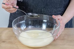 Öl in Schüssel geben