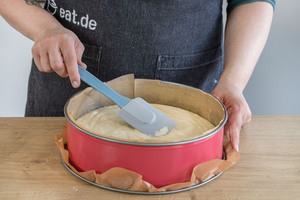 Teig für den veganen Zitronenkuchen verstreichen