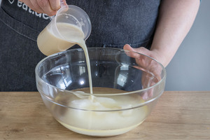 Milch dazugießen