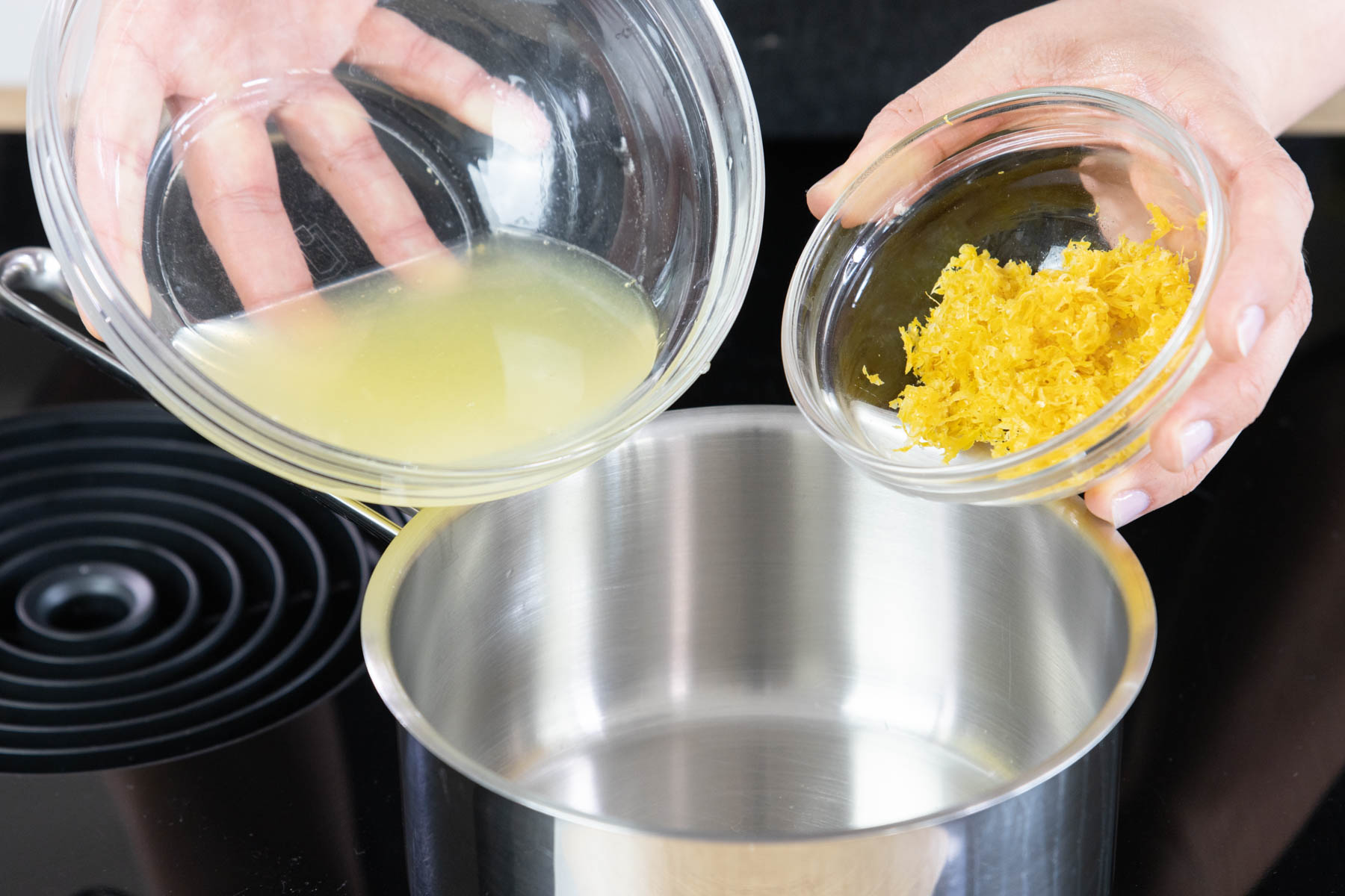 Zitronenabrieb und -saft einkochen lassen