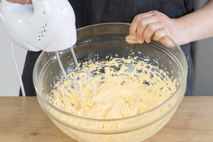 Masse cremig schlagen
