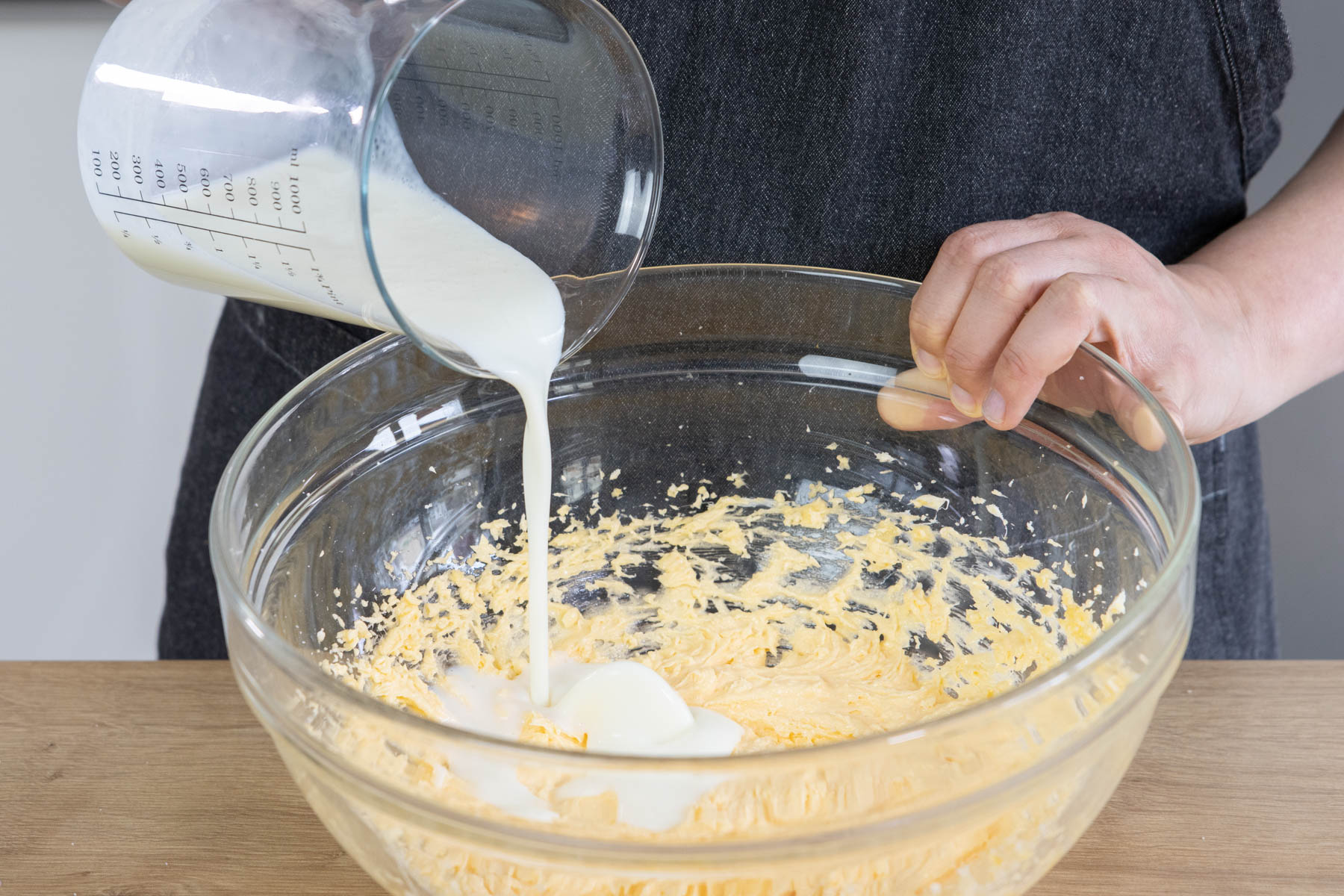 Buttermilch für den Zitronen Gugelhupf unterrühren