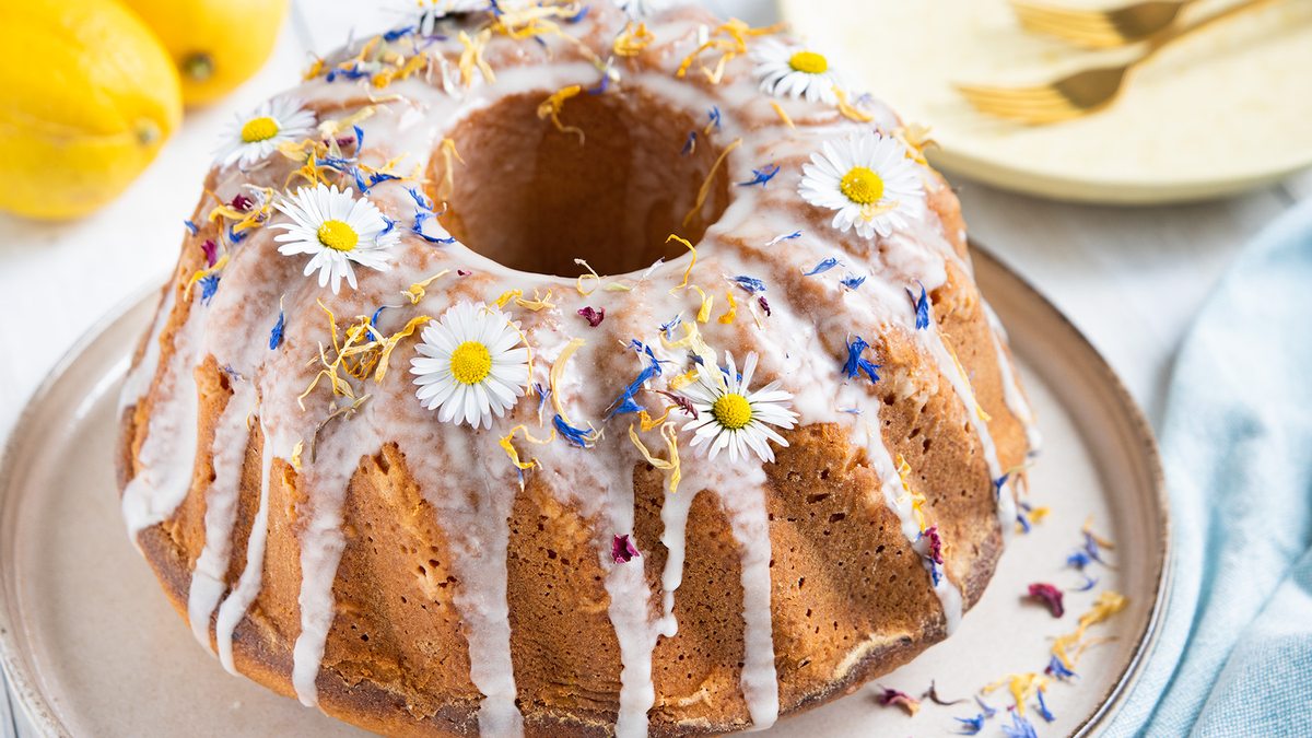 Zitronen-Gugelhupf mit Buttermilch | Rezept - eat.de