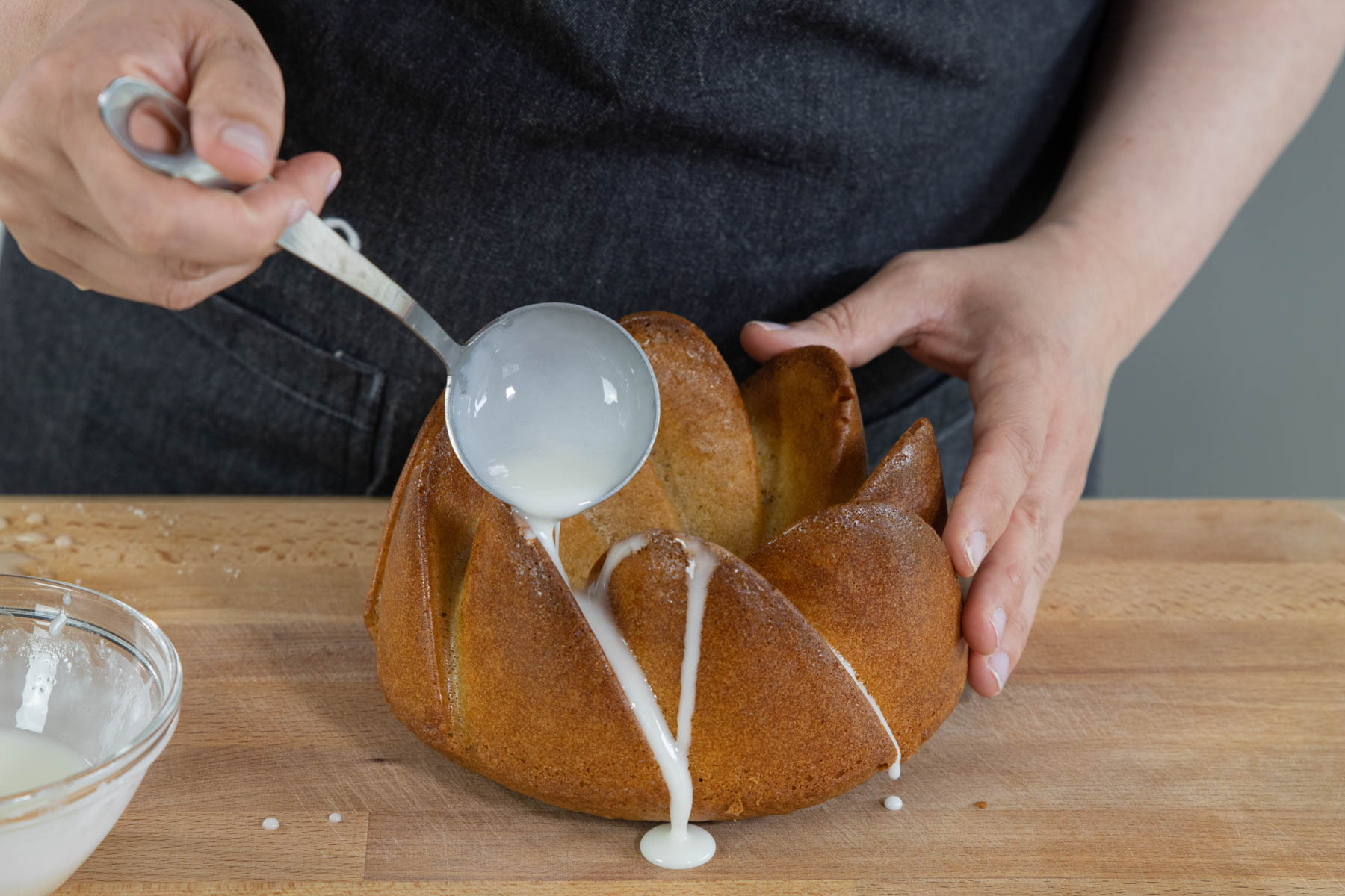 Guss über den Zitronenkuchen mit Joghurt geben